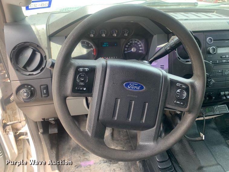 image for item DK7876 2015 Ford F350 Super Duty  Crew Cab flatbed pickup truck