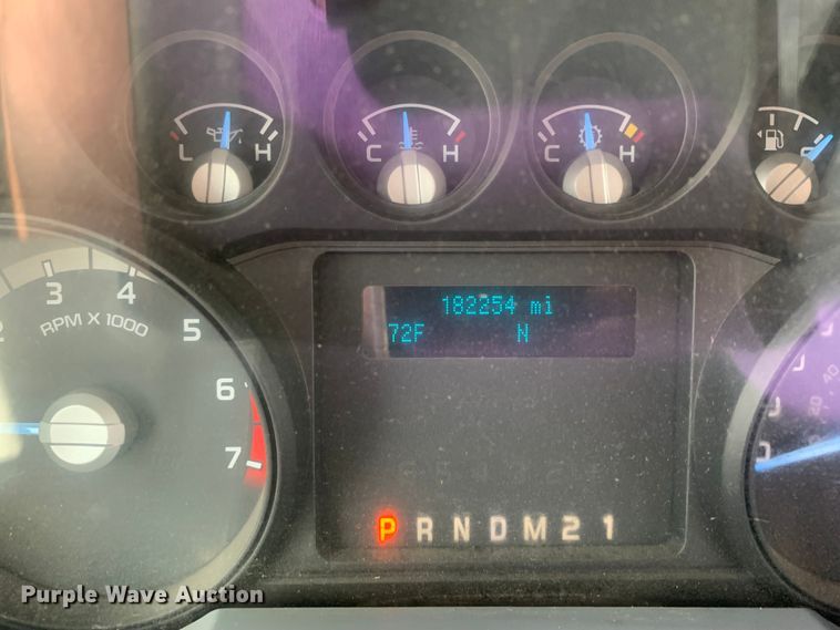 image for item DK7876 2015 Ford F350 Super Duty  Crew Cab flatbed pickup truck