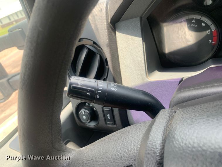 image for item DK7876 2015 Ford F350 Super Duty  Crew Cab flatbed pickup truck