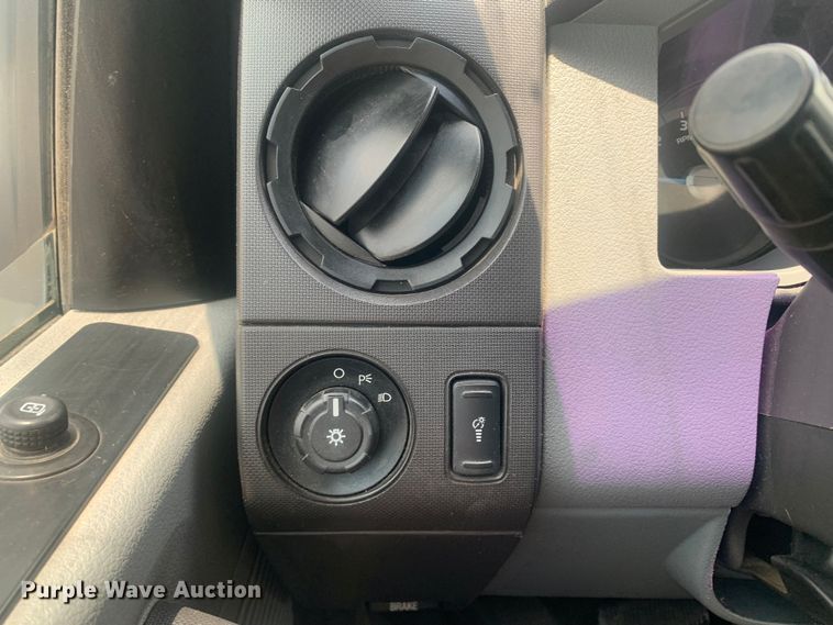 image for item DK7876 2015 Ford F350 Super Duty  Crew Cab flatbed pickup truck