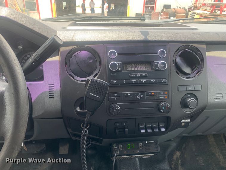 image for item DK7876 2015 Ford F350 Super Duty  Crew Cab flatbed pickup truck