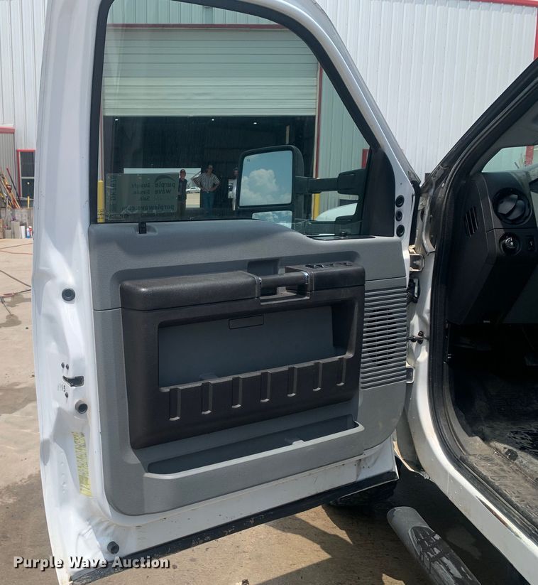 image for item DK7876 2015 Ford F350 Super Duty  Crew Cab flatbed pickup truck