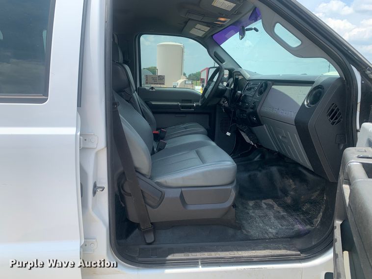 image for item DK7876 2015 Ford F350 Super Duty  Crew Cab flatbed pickup truck