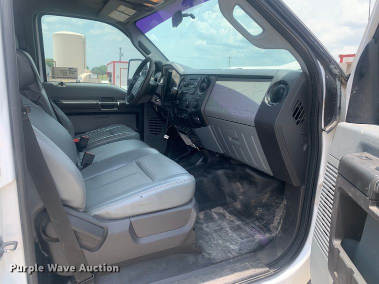 image for item DK7876 2015 Ford F350 Super Duty  Crew Cab flatbed pickup truck