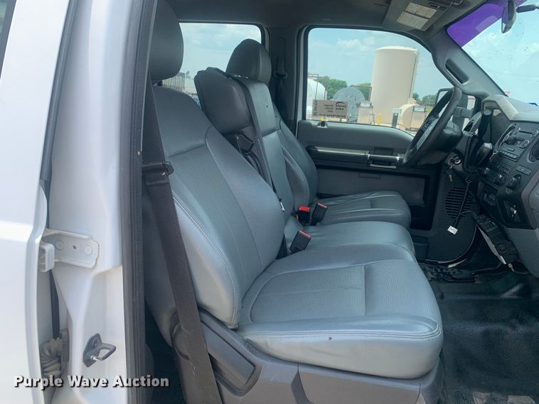 image for item DK7876 2015 Ford F350 Super Duty  Crew Cab flatbed pickup truck