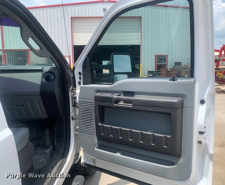 image for item DK7876 2015 Ford F350 Super Duty  Crew Cab flatbed pickup truck