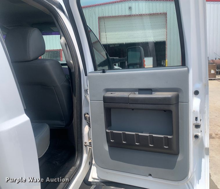 image for item DK7876 2015 Ford F350 Super Duty  Crew Cab flatbed pickup truck