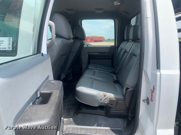 image for item DK7876 2015 Ford F350 Super Duty  Crew Cab flatbed pickup truck