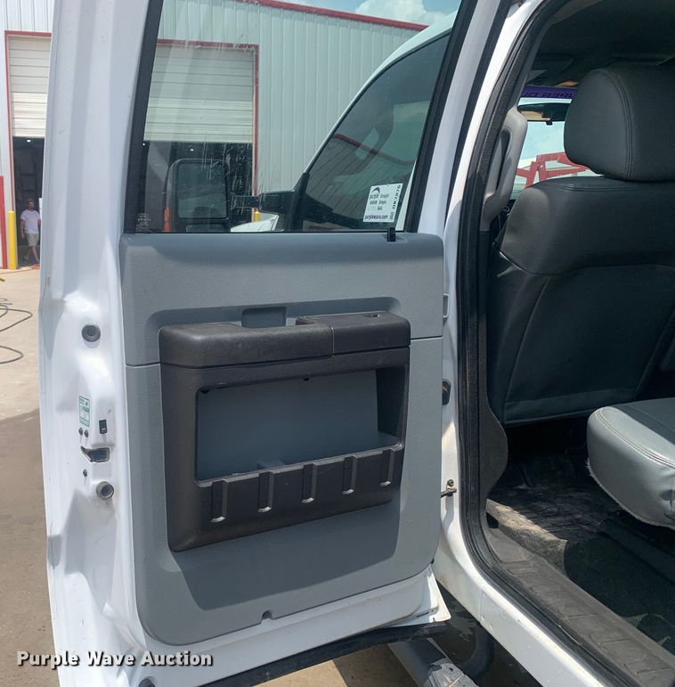 image for item DK7876 2015 Ford F350 Super Duty  Crew Cab flatbed pickup truck