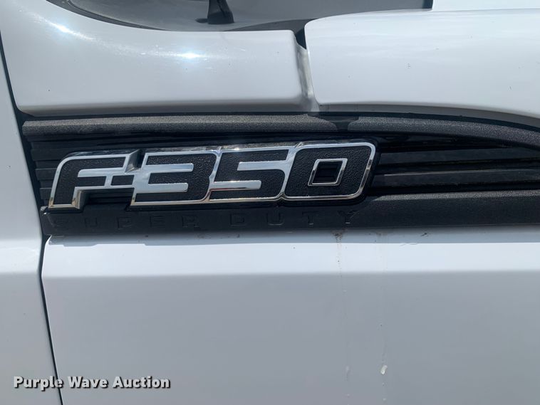 image for item DK7876 2015 Ford F350 Super Duty  Crew Cab flatbed pickup truck