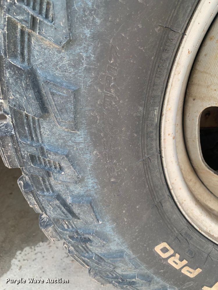 image for item DK7876 2015 Ford F350 Super Duty  Crew Cab flatbed pickup truck