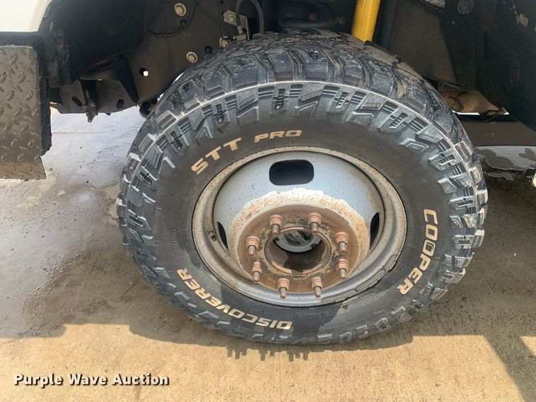 image for item DK7876 2015 Ford F350 Super Duty  Crew Cab flatbed pickup truck