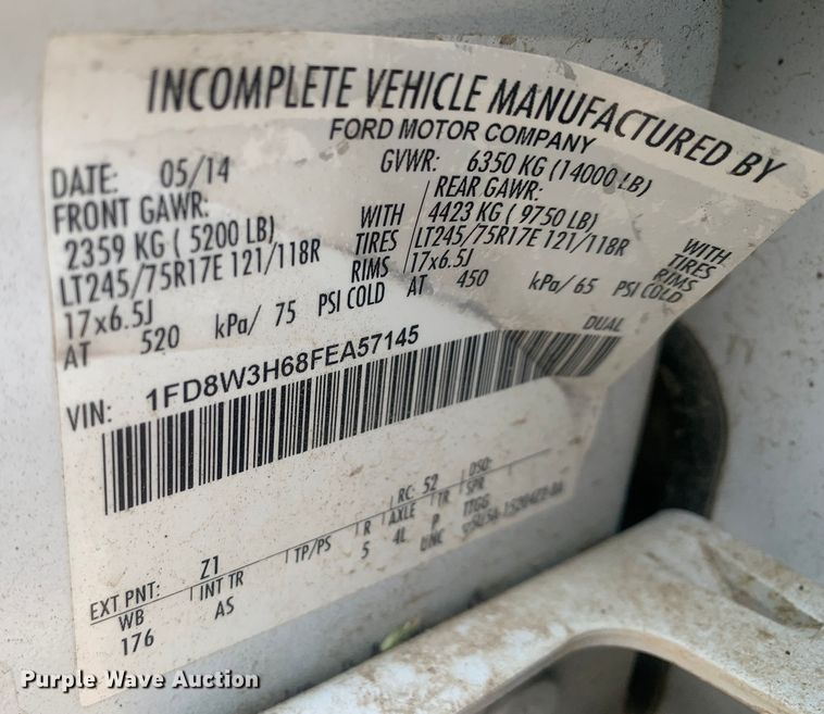 image for item DK7876 2015 Ford F350 Super Duty  Crew Cab flatbed pickup truck