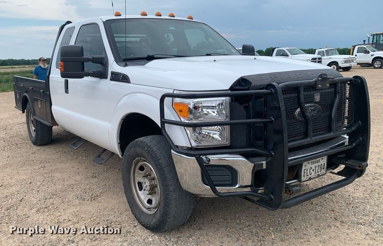 image for item DK7877 2011 Ford F350 Super Duty  SuperCab flatbed pickup truck