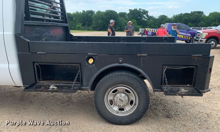 image for item DK7877 2011 Ford F350 Super Duty  SuperCab flatbed pickup truck