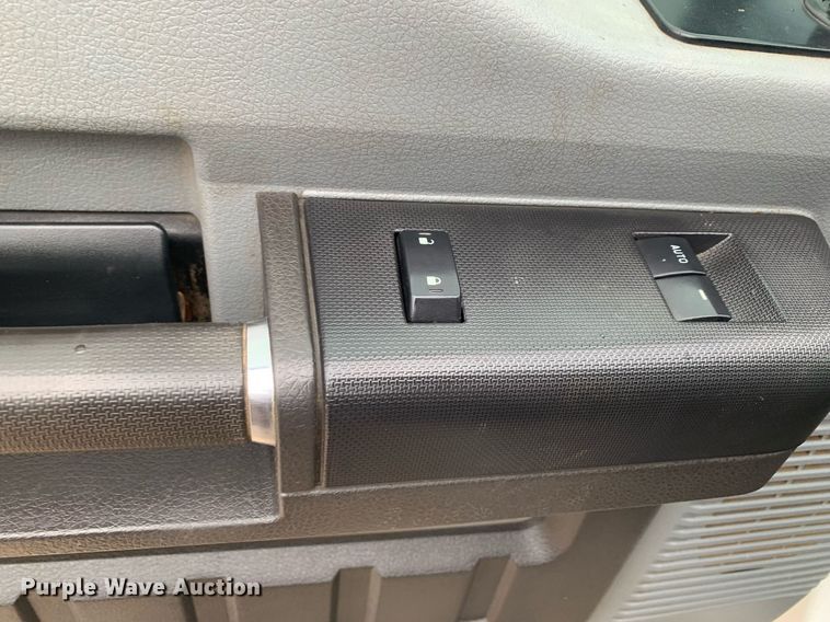 image for item DK7877 2011 Ford F350 Super Duty  SuperCab flatbed pickup truck