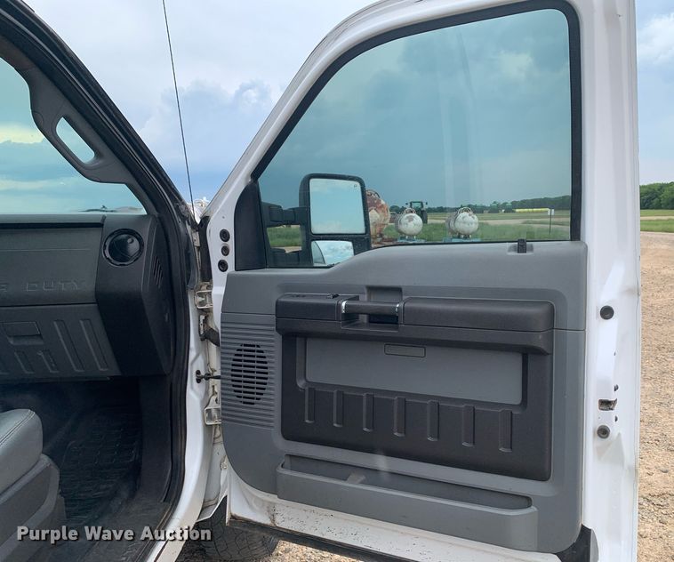 image for item DK7877 2011 Ford F350 Super Duty  SuperCab flatbed pickup truck