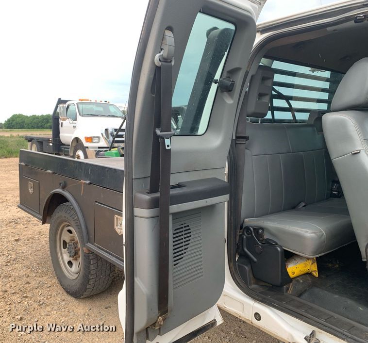 image for item DK7877 2011 Ford F350 Super Duty  SuperCab flatbed pickup truck