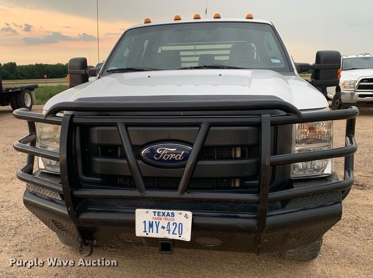 image for item DK7880 2014 Ford F350 Super Duty  Crew Cab flatbed pickup truck