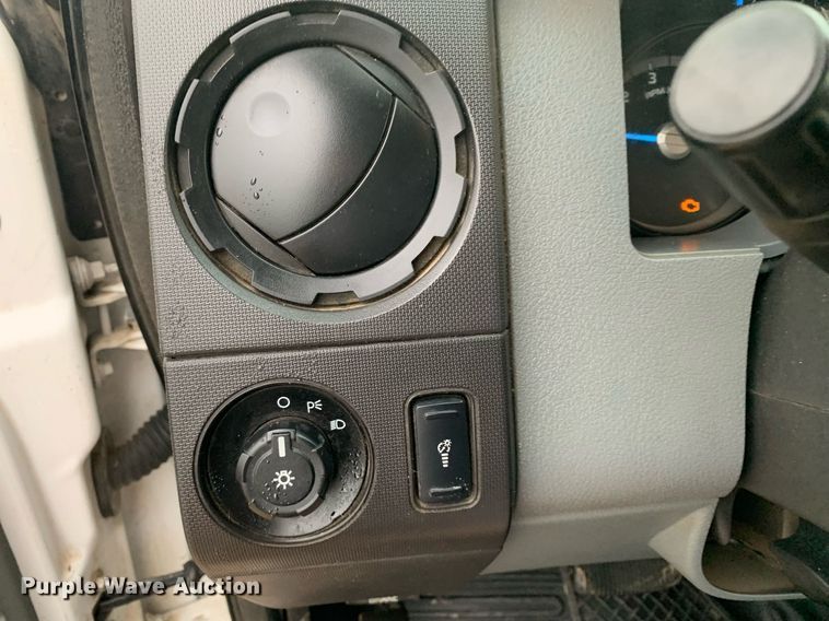 image for item DK7880 2014 Ford F350 Super Duty  Crew Cab flatbed pickup truck