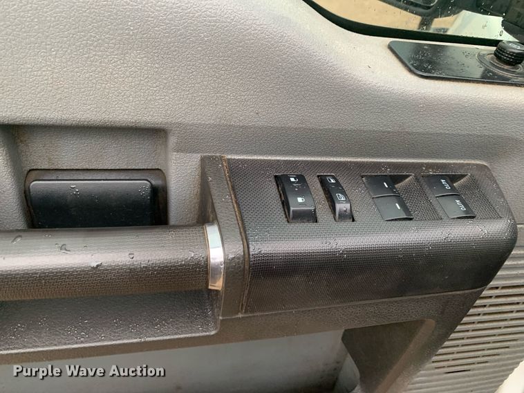 image for item DK7880 2014 Ford F350 Super Duty  Crew Cab flatbed pickup truck