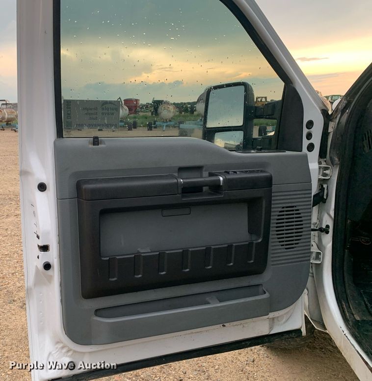 image for item DK7880 2014 Ford F350 Super Duty  Crew Cab flatbed pickup truck