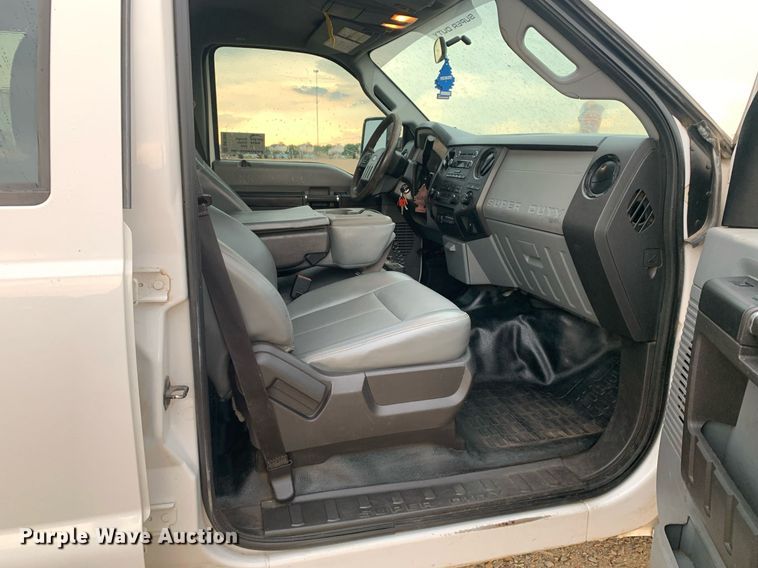 image for item DK7880 2014 Ford F350 Super Duty  Crew Cab flatbed pickup truck