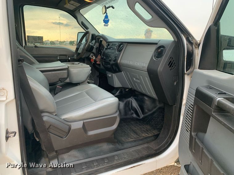 image for item DK7880 2014 Ford F350 Super Duty  Crew Cab flatbed pickup truck