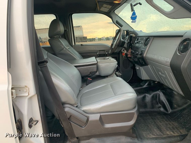 image for item DK7880 2014 Ford F350 Super Duty  Crew Cab flatbed pickup truck