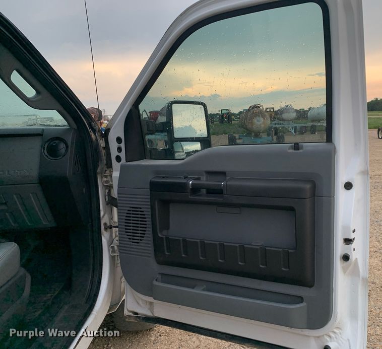 image for item DK7880 2014 Ford F350 Super Duty  Crew Cab flatbed pickup truck