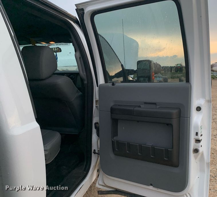 image for item DK7880 2014 Ford F350 Super Duty  Crew Cab flatbed pickup truck