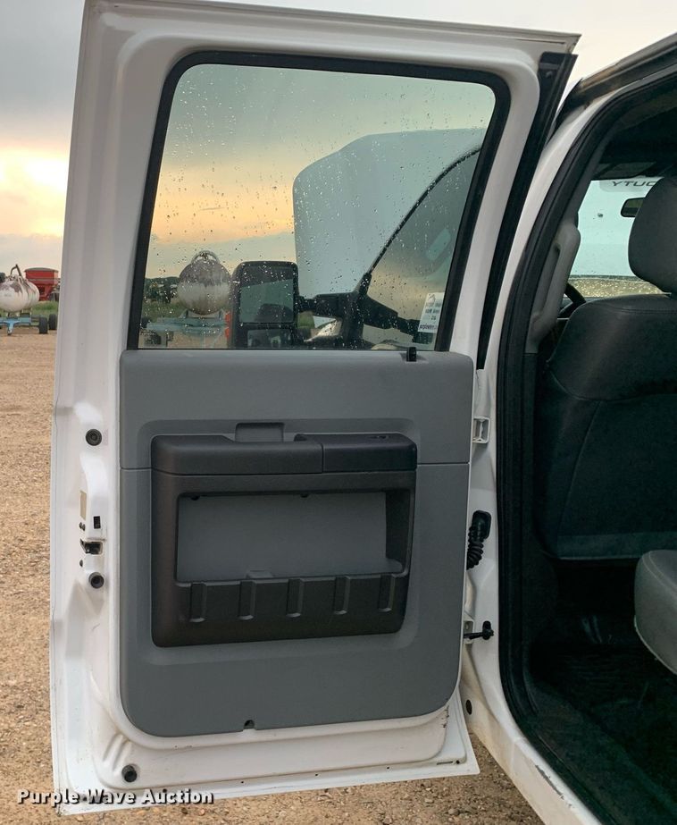 image for item DK7880 2014 Ford F350 Super Duty  Crew Cab flatbed pickup truck