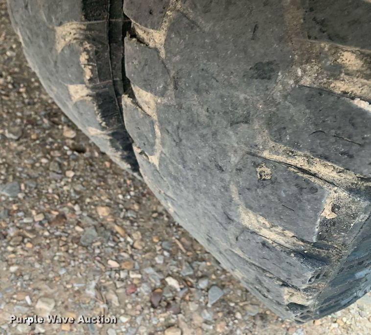 image for item DK7880 2014 Ford F350 Super Duty  Crew Cab flatbed pickup truck