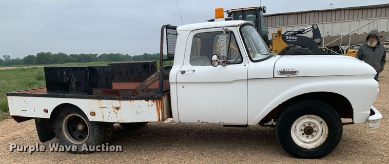 image for item DK7882 1963 Ford F350  flatbed pickup truck