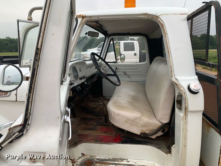 image for item DK7882 1963 Ford F350  flatbed pickup truck