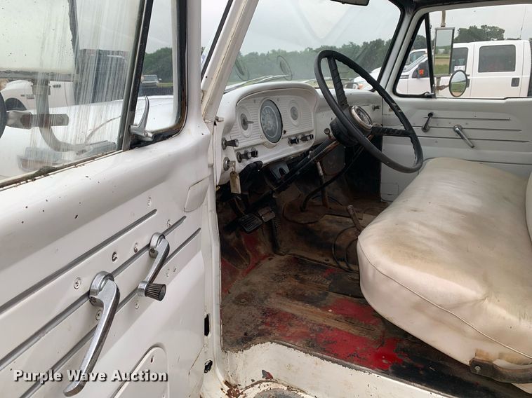 image for item DK7882 1963 Ford F350  flatbed pickup truck