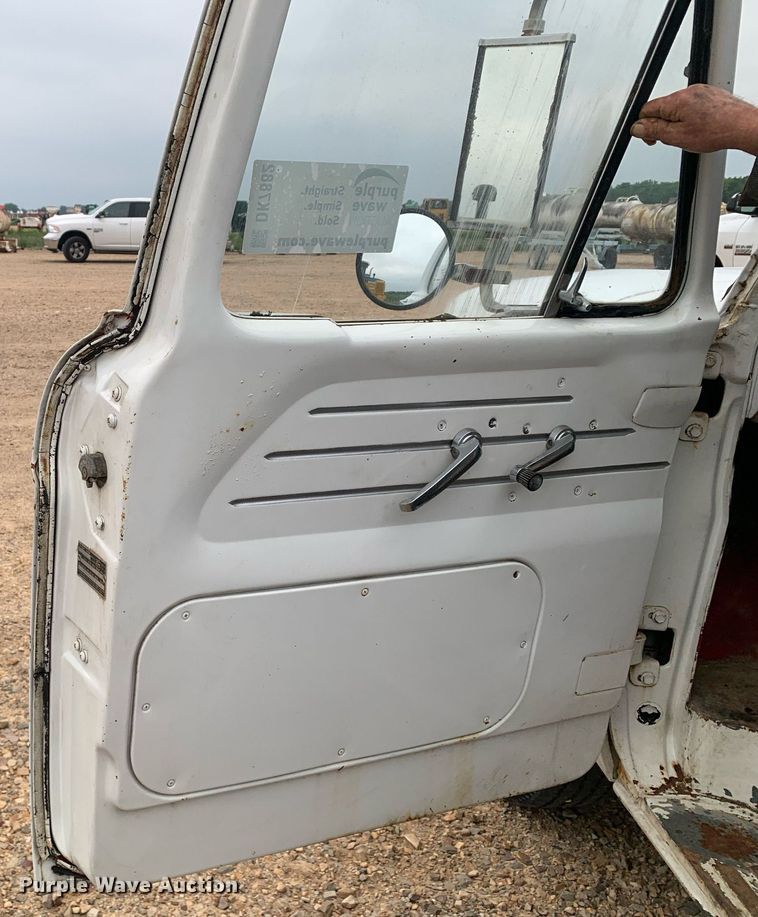 image for item DK7882 1963 Ford F350  flatbed pickup truck