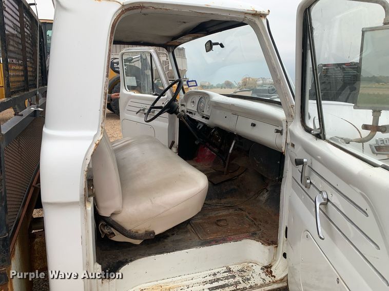 image for item DK7882 1963 Ford F350  flatbed pickup truck