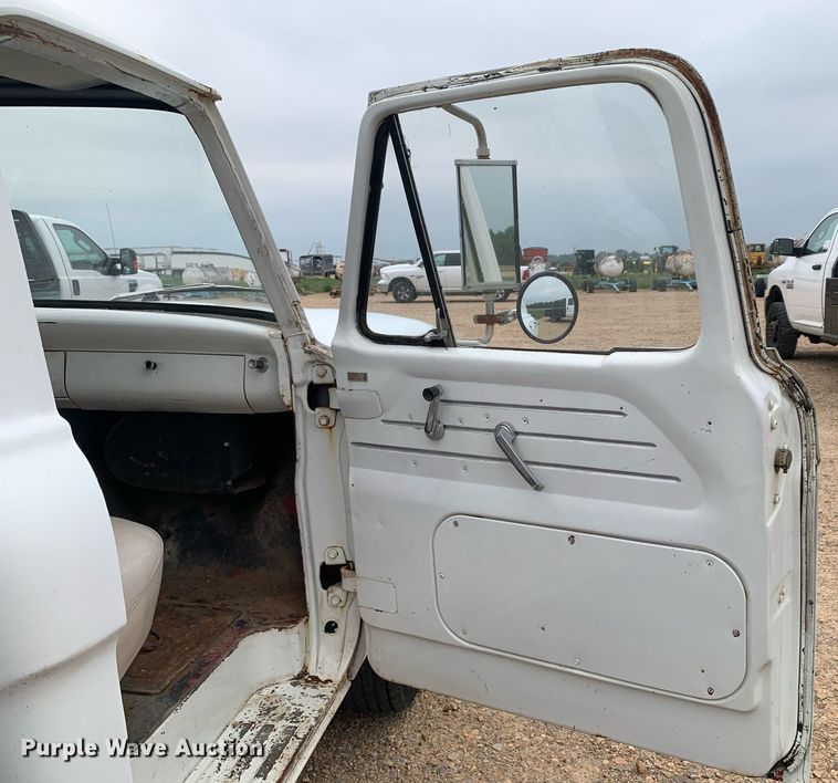 image for item DK7882 1963 Ford F350  flatbed pickup truck