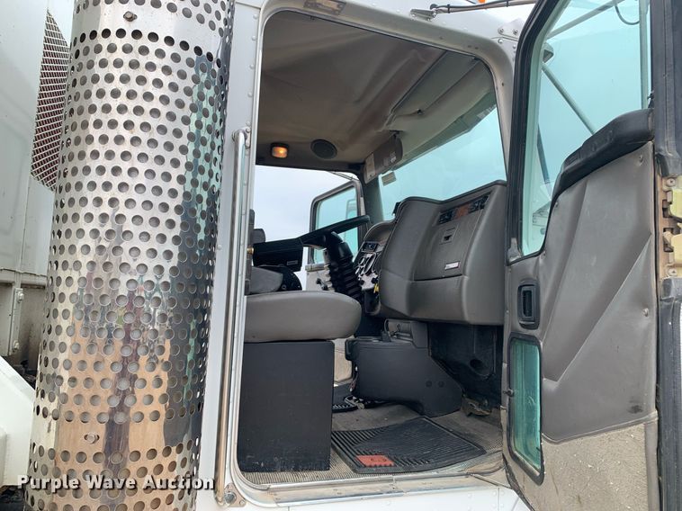 image for item DK7884 2007 Kenworth T300  cotton module transport truck