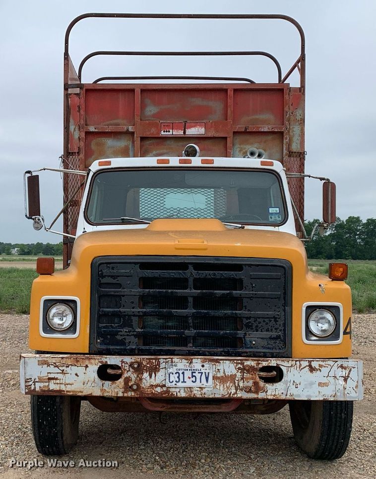 image for item DK7885 1981 International F1954  cotton module transport truck