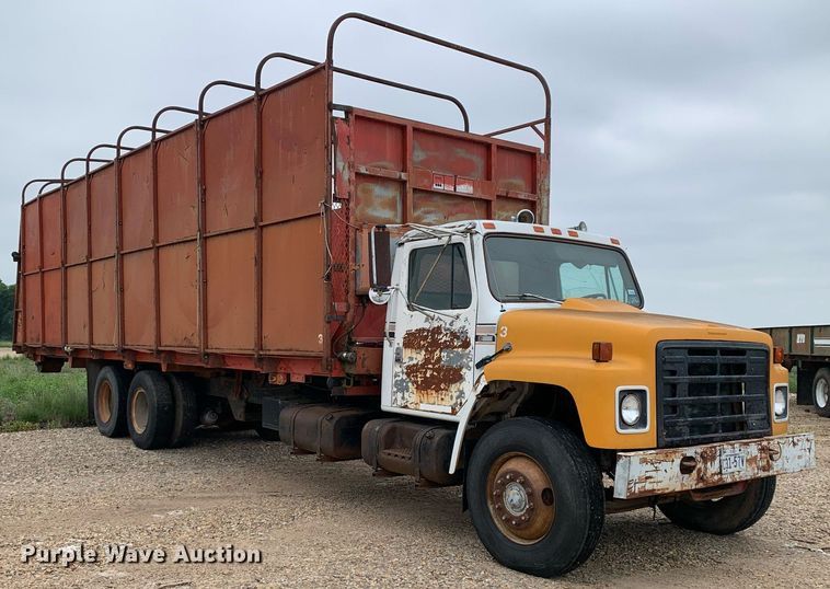 image for item DK7885 1981 International F1954  cotton module transport truck