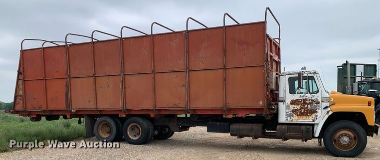 image for item DK7885 1981 International F1954  cotton module transport truck
