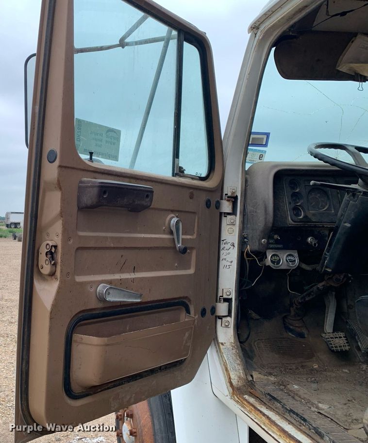 image for item DK7885 1981 International F1954  cotton module transport truck