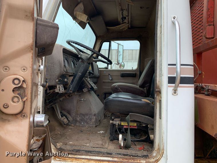 image for item DK7885 1981 International F1954  cotton module transport truck