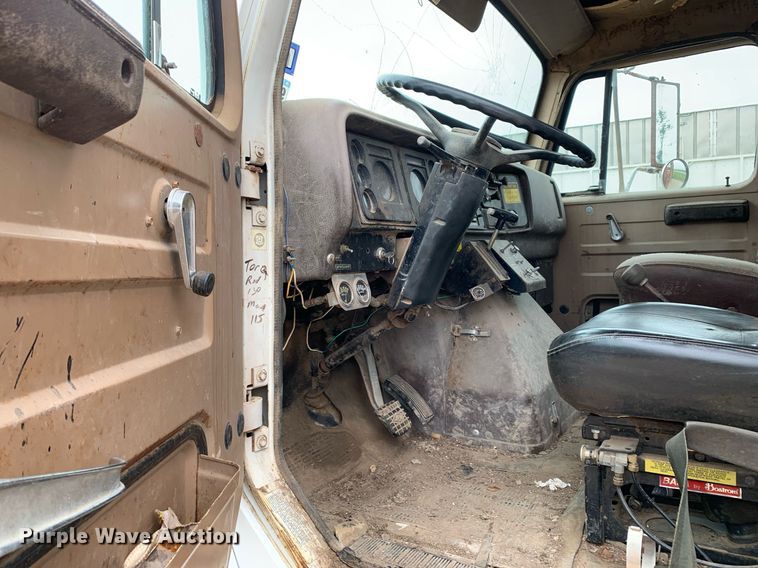 image for item DK7885 1981 International F1954  cotton module transport truck