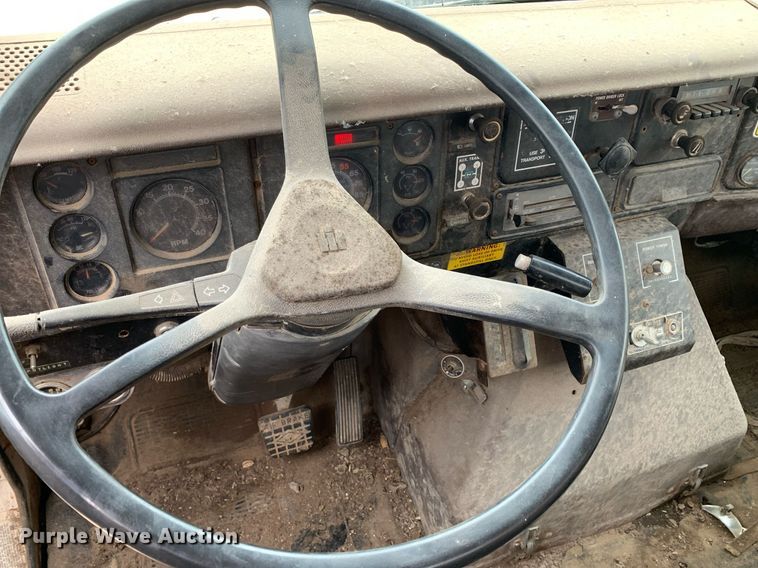 image for item DK7885 1981 International F1954  cotton module transport truck