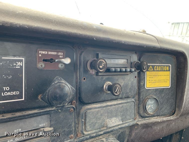 image for item DK7885 1981 International F1954  cotton module transport truck