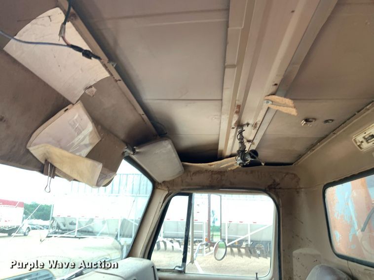 image for item DK7885 1981 International F1954  cotton module transport truck