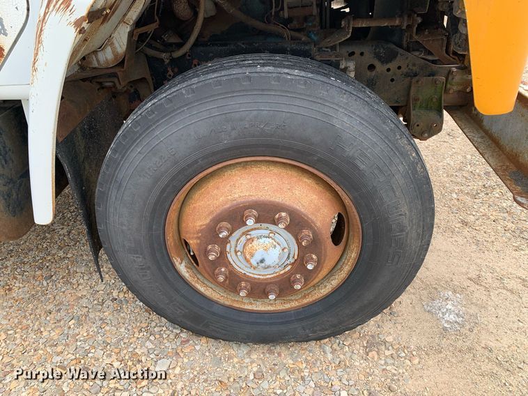 image for item DK7885 1981 International F1954  cotton module transport truck